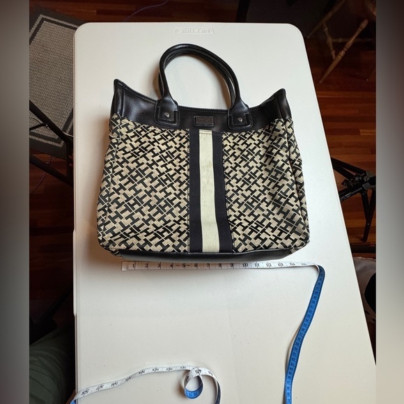 Tommy Hilfiger  signature Jacquard Faux
Leather handbag - Picture 7 of 16